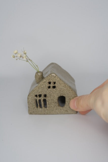 House with dried flower hole - grey